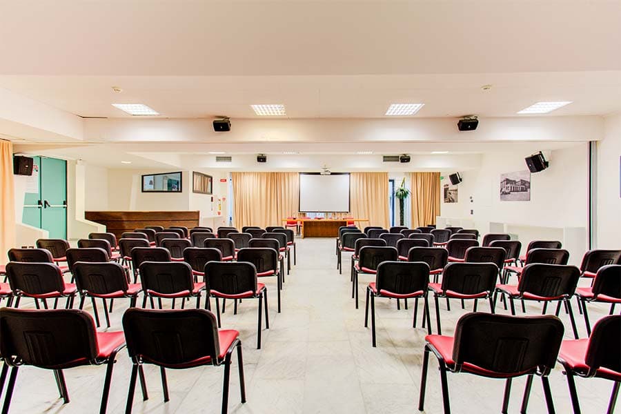 Sala meeting con platea: spazio per incontri e sessioni della finale nazionale a Cattolica